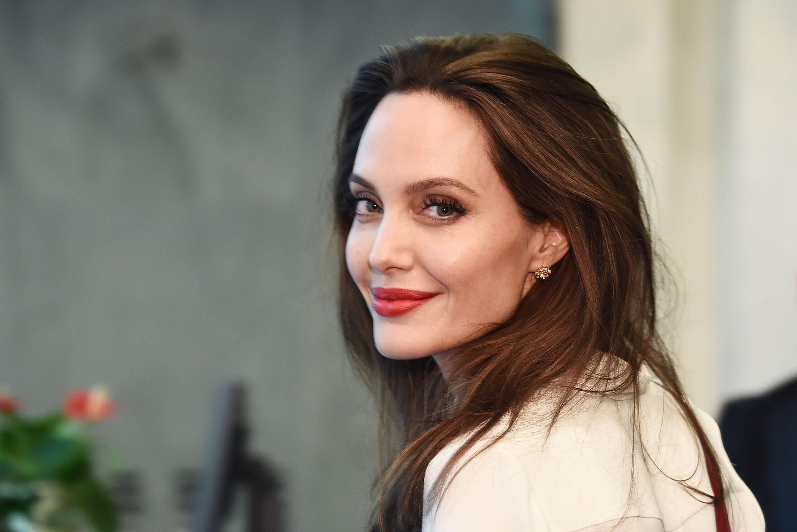 एंजेलिना जोली 4 जून, 1975) एक अमेरिकी अभिनेत्री, फिल्म निर्माता और मानवतावादी हैं । एक अकादमी पुरस्कार और तीन गोल्डन ग्लोब पुरस्कारों सहित कई प्रशंसाओं की प्राप्तकर्ता , उन्हें कई बार हॉलीवुड की सबसे अधिक भुगतान वाली अभिनेत्री का नाम दिया गया है। Angelina Jolie Biography in Hindi जोली ने लुकिंग टू गेट आउट (1982) में  अपने पिता, जॉन वोइट के साथ एक बच्चे के रूप में स्क्रीन पर शुरुआत की, और एक दशक बाद कम बजट के प्रोडक्शन साइबोर्ग 2 (1993) के साथ उनके फिल्मी करियर की शुरुआत हुई, उसके बाद उन्होंने हैकर्स (1995) में एक प्रमुख फिल्म में पहली प्रमुख भूमिका । उन्होंने जीवनी टेलीविजन फिल्मों जॉर्ज वालेस (1997) और जिया (1998) में अभिनय किया और 1999 की ड्रामा गर्ल, इंटरप्टेड में अपने प्रदर्शन के लिए सर्वश्रेष्ठ सहायक अभिनेत्री का अकादमी पुरस्कार जीता ।  लारा क्रॉफ्ट: टॉम्ब रेडर में  टाइटैनिक वीडियो गेम नायिका के रूप में उनकी अभिनीत भूमिका(2001) ने उन्हें एक प्रमुख हॉलीवुड अभिनेत्री के रूप में स्थापित किया। उन्होंने मिस्टर एंड मिसेज स्मिथ (2005), वांटेड (2008), साल्ट (2010) और द टूरिस्ट (2010) के साथ अपने एक्शन-स्टार करियर को जारी रखा , और ड्रामा ए माइटी हार्ट (2007) में उनके प्रदर्शन के लिए आलोचनात्मक प्रशंसा प्राप्त की। ) और चेंजलिंग (2008); उत्तरार्द्ध ने उन्हें सर्वश्रेष्ठ अभिनेत्री के लिए अकादमी पुरस्कार के लिए नामांकित किया ।  उनकी सबसे बड़ी व्यावसायिक सफलताओं में फंतासी चित्र मेलफिकेंट (2014), इसकी 2019 की अगली कड़ी और सुपरहीरो फिल्म इटर्नल्स (2021) शामिल हैं। उन्होंने एनीमेशन फिल्म श्रृंखला कुंग फू पांडा में एक आवाज की भूमिका निभाई है2008 से। जोली ने वॉर ड्रामा इन द लैंड ऑफ ब्लड एंड हनी (2011), अनब्रोकन (2014), और फर्स्ट दे किल्ड माई फादर (2017) का निर्देशन और लेखन भी किया है। जोली को उनके मानवीय प्रयासों के लिए जाना जाता है, जिसके लिए उन्हें अन्य सम्मानों के साथ-साथ एक जीन हेर्शोल्ट मानवतावादी पुरस्कार प्राप्त हुआ और उन्हें मानद डेम कमांडर ऑफ द ऑर्डर ऑफ सेंट माइकल एंड सेंट जॉर्ज बनाया गया। वह संरक्षण , शिक्षा और महिलाओं के अधिकारों सहित विभिन्न कारणों को बढ़ावा देती हैं , और शरणार्थियों के लिए संयुक्त राष्ट्र के उच्चायुक्त के लिए एक विशेष दूत के रूप में शरणार्थियों की ओर से उनकी वकालत के लिए सबसे प्रसिद्ध हैं , एक स्थिति जो उन्होंने 2022 तक संभाली थी। शरणार्थी शिविरों और युद्ध क्षेत्रों के लिए विश्व स्तर पर दर्जन भर फील्ड मिशन ; उनके दौरे वाले देशों में कंबोडिया, सिएरा लियोन, तंजानिया, पाकिस्तान, अफगानिस्तान, सीरिया, सूडान, यमन और यूक्रेन शामिल हैं। एक सार्वजनिक शख्सियत के रूप में, जोली को अमेरिकी मनोरंजन उद्योग में सबसे शक्तिशाली और प्रभावशाली लोगों में से एक के रूप में उद्धृत किया गया है। उन्हें विभिन्न मीडिया आउटलेट्स द्वारा दुनिया की सबसे खूबसूरत महिला के रूप में उद्धृत किया गया है। उनके रिश्तों, विवाह और स्वास्थ्य सहित उनका निजी जीवन व्यापक प्रचार का विषय रहा है। उनका अभिनेता जॉनी ली मिलर , बिली बॉब थॉर्नटन और ब्रैड पिट से तलाक हो गया है । पिट के साथ उसके छह बच्चे हैं, जिनमें से तीन को अंतरराष्ट्रीय स्तर पर गोद लिया गया था। Angelina Jolie Biography in Hindi 